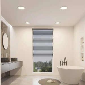 Modernes Badezimmer mit eingelassenen PRIOS LED Einbaustrahlern in Alu für angenehmes Licht.