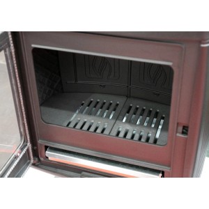 Detailaufnahme: Brennraum des Plamen Gusskaminofens Modell Roberto.