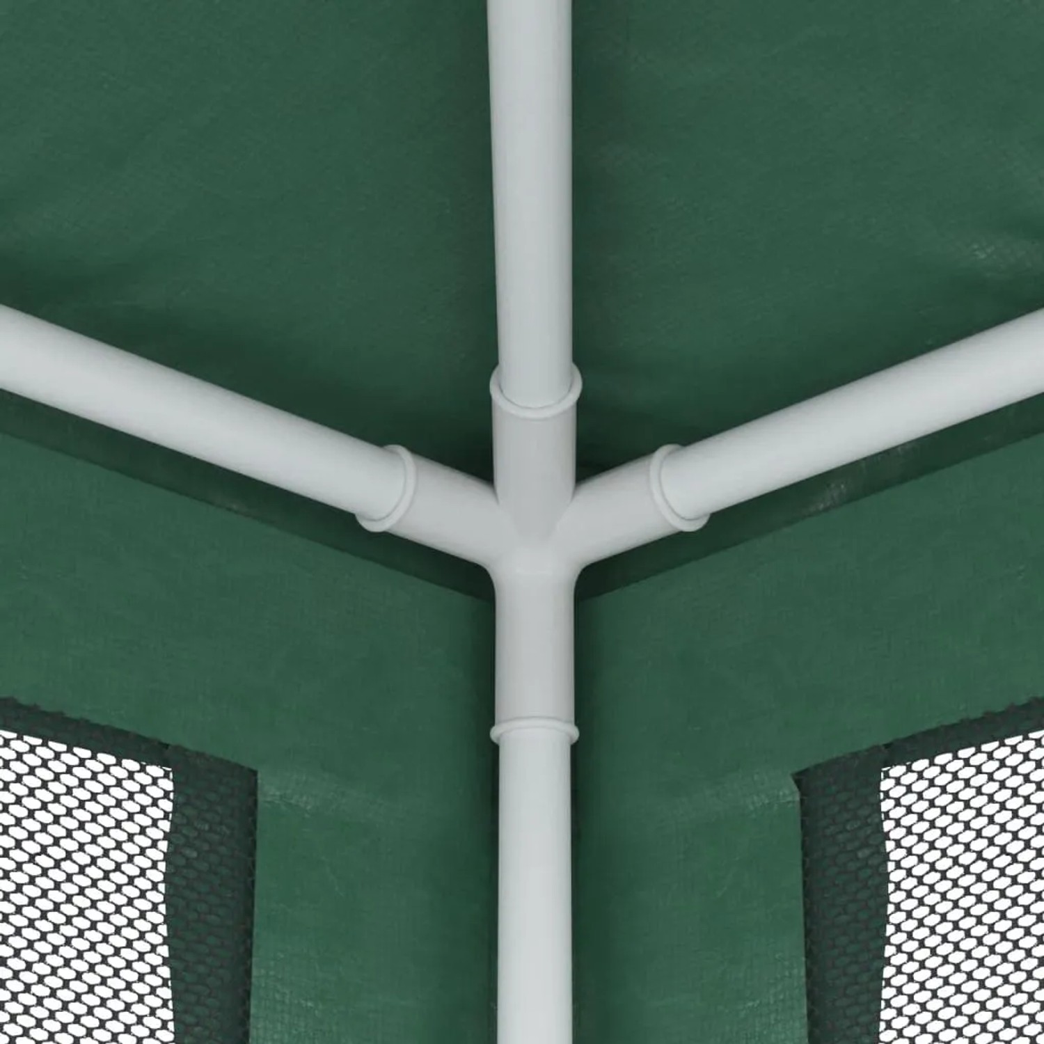 Detailaufnahme des grünen Partyzelts mit weißem Gestänge und Mesh-Seitenwand.