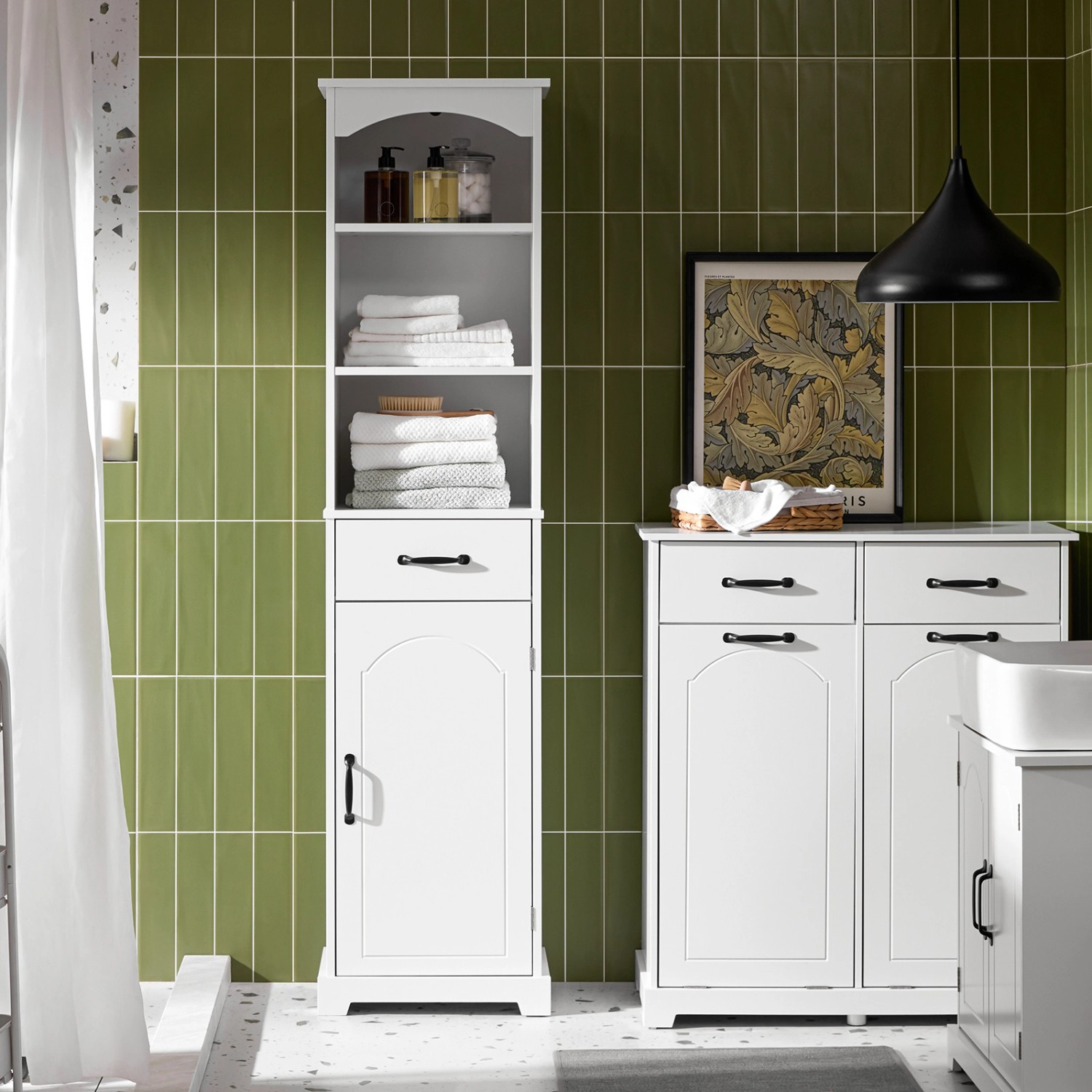 Weißer SoBuy Badezimmerschrank Hochschrank mit 4 Einlegeböden und Schublade.