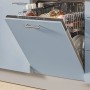 Offene Geschirrspülmaschine in pastellblauer Küche der pino Küchenzeile 250 cm.
