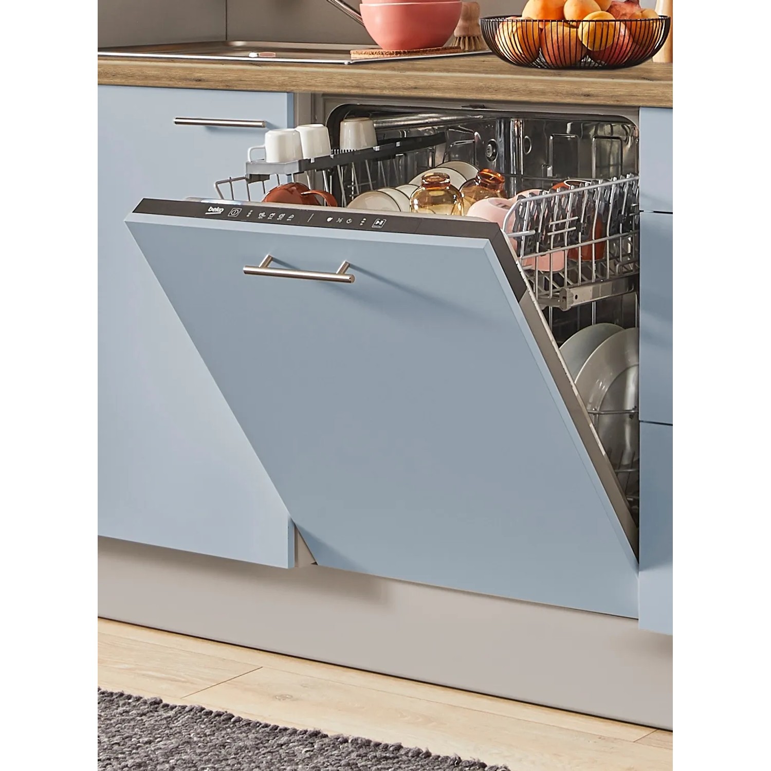 Offene Geschirrspülmaschine in pastellblauer Küche der pino Küchenzeile 250 cm.