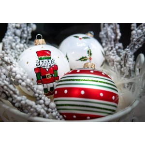 6 Weihnachtskugeln (8cm) von Krebs Glas Lauscha mit Streifen, Nussknacker und Stechpalme Dekor.