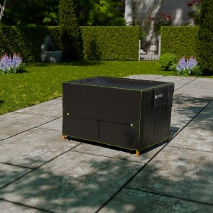 Schwarze Juskys Gartenmöbel Abdeckung CoverSafe Pro 120x90x75 cm auf einer Terrasse.