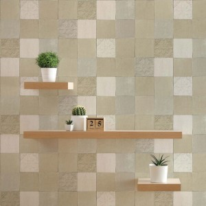 Cremefarbene Vliestapete in Fliesenoptik mit quadratischen Mustern und Textur an einer Wand. Dekorative Tapete.