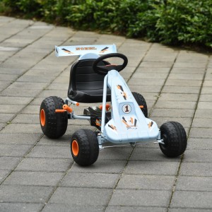 HOMCOM Go Kart Kinderfahrzeug in Hellblau mit orangefarbenen Rädern und Pedal Bremsen auf gepflastertem Weg. Mit Spoiler.
