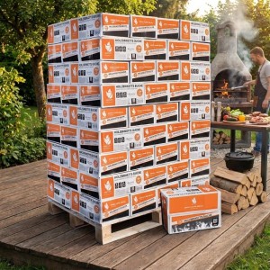 Große Palette Heizfuxx Nestro Hartholz Holzbriketts in orange-weißen Kartons. Mann grillt im Hintergrund. Brennstoffe für Kamine & Grills.