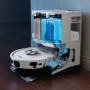 Shark Saug- und Wischroboter RV2800ZEEUWH mit Basisstation zum automatischen Entleeren und Nachfüllen.