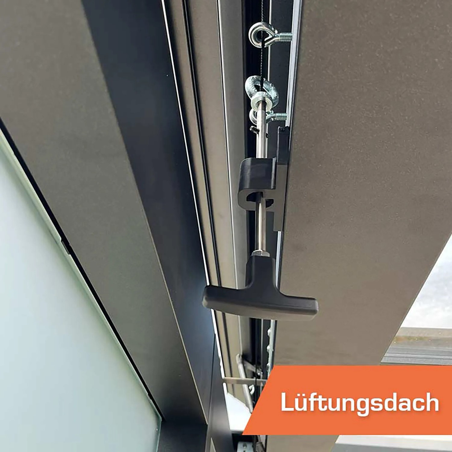 Detailaufnahme des Lüftungsdachs vom SunElements Gartenhaus SunGarden Infinity.