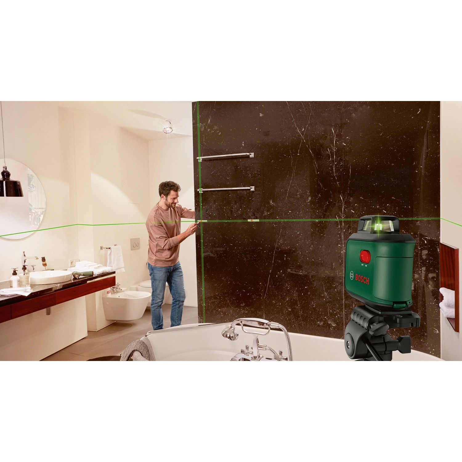 Bosch AdvancedLevel 360 Kreuzlinienlaser im Set mit Stativ und Batterien im Einsatz im Badezimmer.