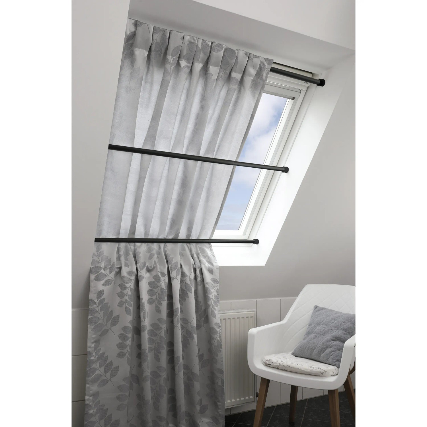 Schwarze Gardinia Spannstange (60-100 cm) am Dachfenster mit Vorhang.