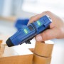 Blaue LUX Akku-Heißklebepistole AHKP-3,6/1,7 beim Verkleben von Holz.