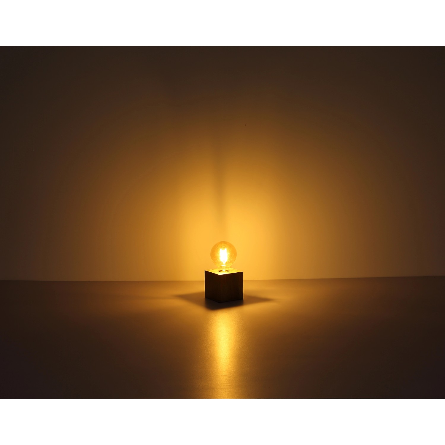 Globo Tischlampe Erna, dunkelbrauner Holzsockel mit E27 Glühbirne, modernes Design.