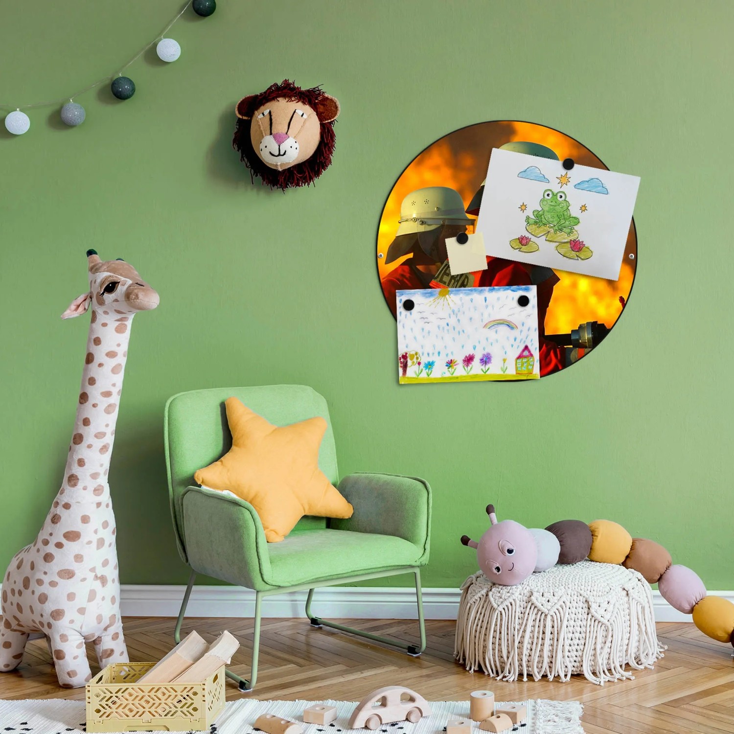 Runde, schwarze Banjado Magnettafel mit Feuer-Motiv und Notizen als Wanddekoration im Kinderzimmer.