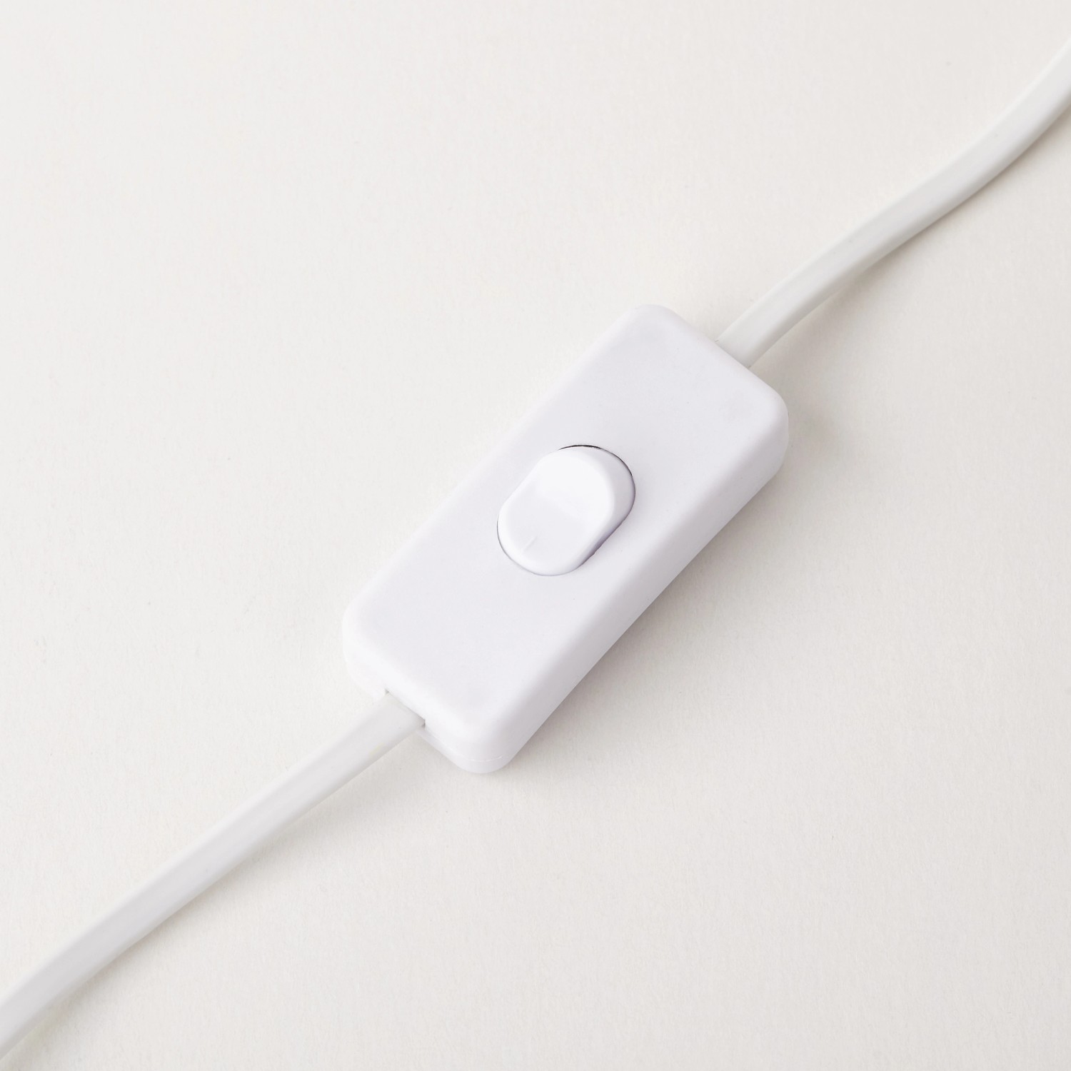 Detailaufnahme des Schalters der weißen Brilliant Yan Tischlampe.