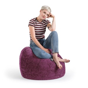 Frau sitzt auf Sitzsack Fluffy Aubergine (220 l) von Sitting Point. Bequemer Sessel für Wohnzimmer.