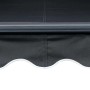 Anthrazitgraue Markise mit weißem Wellenrand. Detail des Stoffes und des grauen Rahmens. Manuell einziehbarer Sonnenschutz.