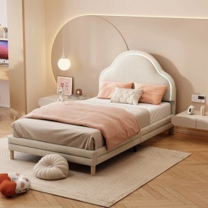 Beiges okwish Polsterbett 90x200 mit Wolken-Kopfteil und LED-Streifen im Kinderzimmer.