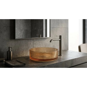 Bernsteinfarbenes, geriffeltes Glas-Aufsatzwaschbecken auf Waschtischplatte im modernen Bad. Design-Waschschale 36CM.