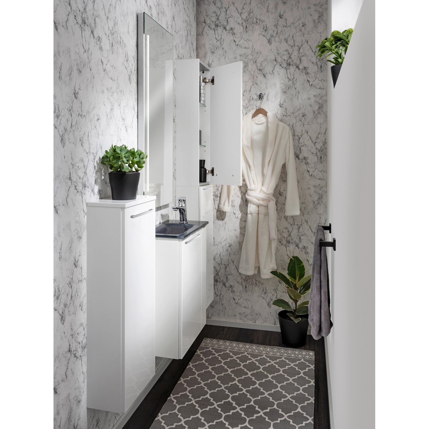 Fackelmann Bad-Hochschrank SBC, weiß, 30 cm breit, mit Stauraum im Badezimmer.