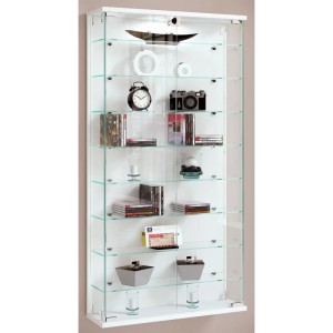 Wandhängende, weiße Vitrine RelasL mit Glastüren und Glasböden, gefüllt mit Deko-Objekten.