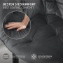 Hand drückt in anthrazitfarbenen Samtstoff, zeigt Komfort & Steppung der ML-Design Esszimmerstühle.