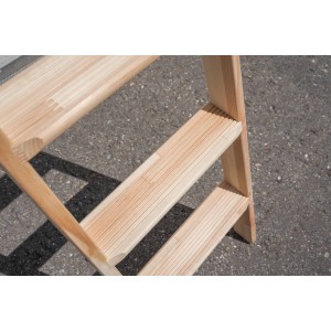 Detailansicht: PROREGAL Stufen-Anlegeleiter aus Holz mit 8 Stufen. Leiter für den Innenbereich.