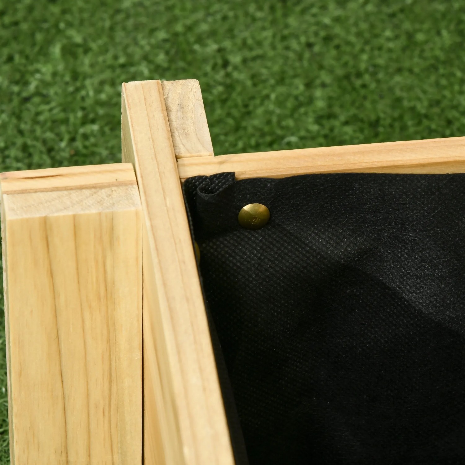 Detailansicht des Outsunny Hochbeets aus Tannenholz mit Pflanzfolie und Stecksystem.