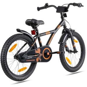 Schwarzes PROMETHEUS Kinderfahrrad 18 Zoll mit orangefarbenen Akzenten, Schutzblechen, Kettenschutz und Reflektoren.