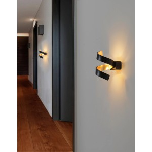 Moderne LED-Wandleuchte Helix in Schwarz-Gold, spiralförmiges Design, warmweißes Licht.