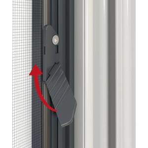 Detailaufnahme: Anthrazitfarbener Windhager Insektenschutzrahmen mit Schwenkgriff am Fenster.