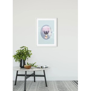 Komar Wandbild Happy Green 50x70 cm mit Heißluftballon Motiv im weißen Rahmen.