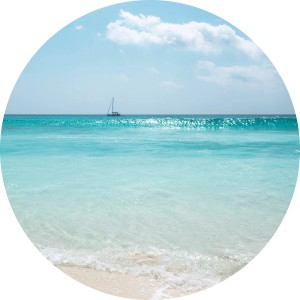 Runde Vliesfototapete Dot Lagoon mit Strand, Meer und Segelboot, selbstklebend, Ø 125 cm.