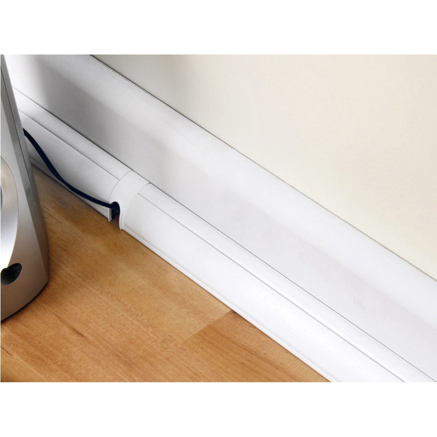 Weißer D-Line Kabelkanal (22x22mm, 2m) verdeckt Kabel dezent an der Wand. Viertelkreis-Form.