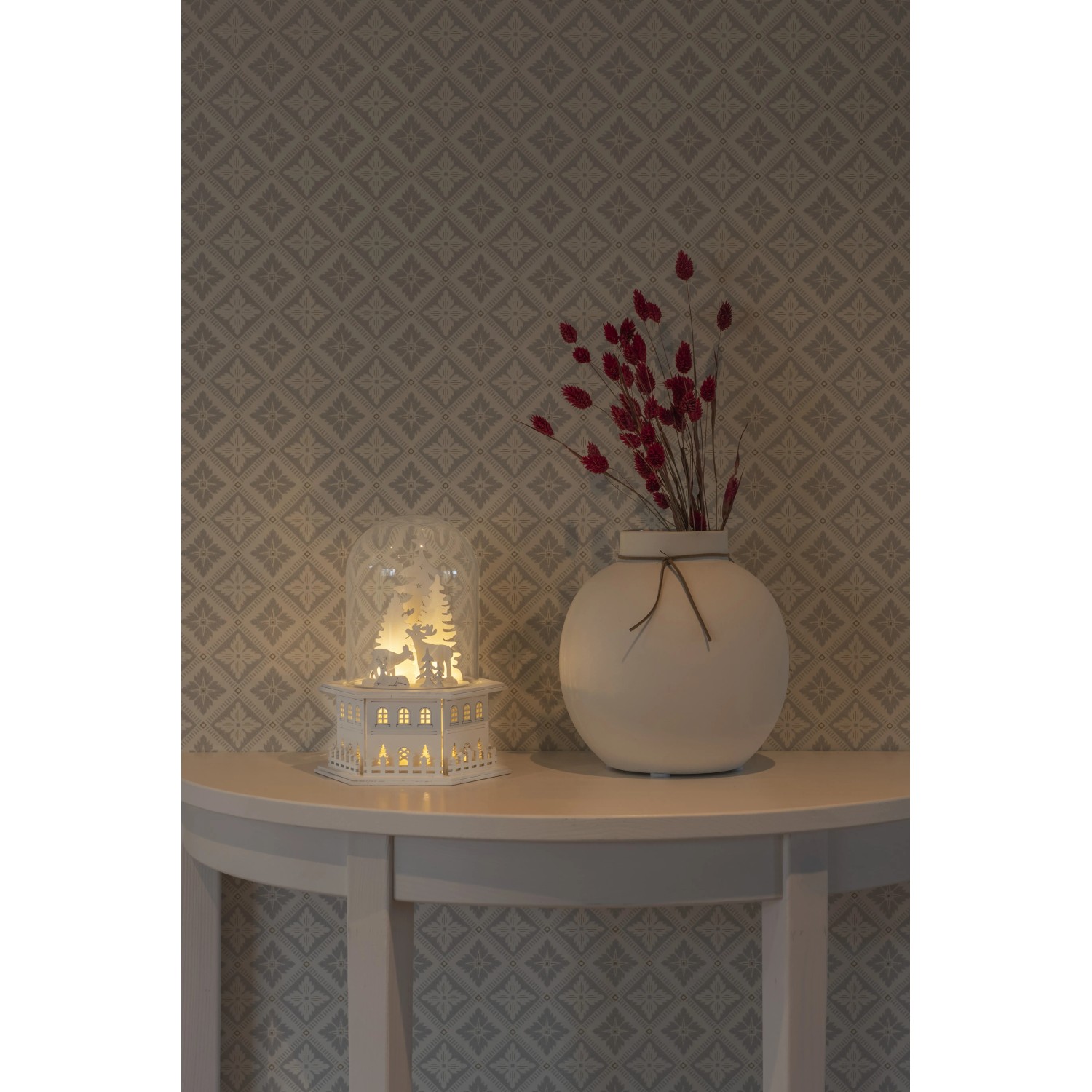 Konstsmide LED Holzsilhouette Rentiere und Bäume unter Glaskuppel, warmweißes Licht.