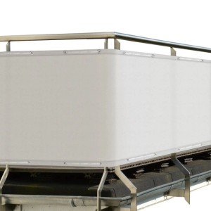 Weiße Sol Royal SolVision Balkonumspannung 90x300cm mit Metallösen am Geländer. Robuster Sichtschutz für Balkon & Terrasse.