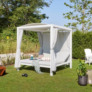 Home Deluxe Pavillon-Gartenliege Lyon, weiße Doppel-Sonnenliege mit grauem Stoffdach und Vorhängen.