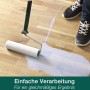 Auftragen von glänzendem Bona Home Parkettlack Classic mit Farbroller auf Holzboden.