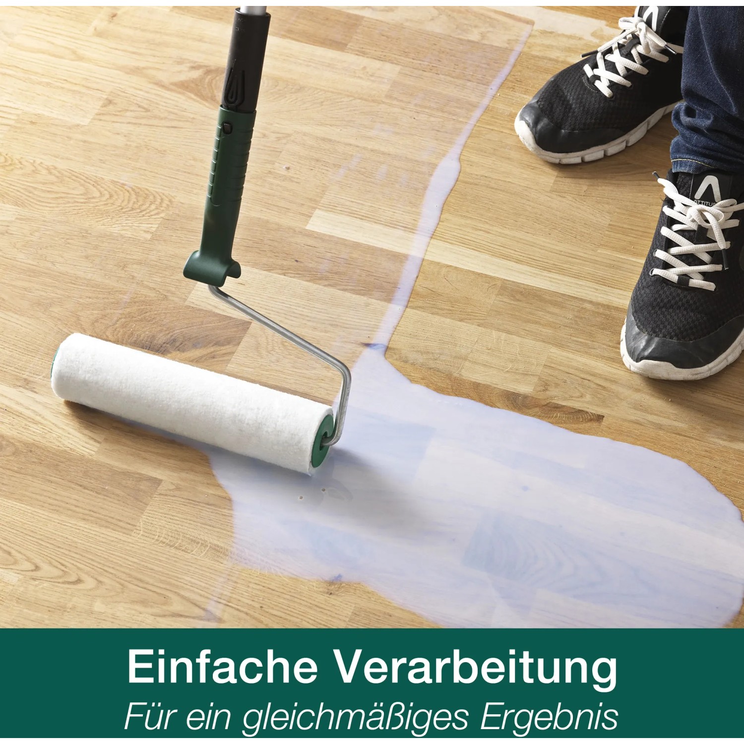 Auftragen von glänzendem Bona Home Parkettlack Classic mit Farbroller auf Holzboden.