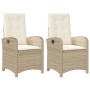 Zwei beige, verstellbare Gartensessel aus Polyrattan mit cremeweißen Kissen.