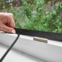 Montage des Insektenschutzsystems mit Keder am Fenster. Fiberglasgewebe in Anthrazit.