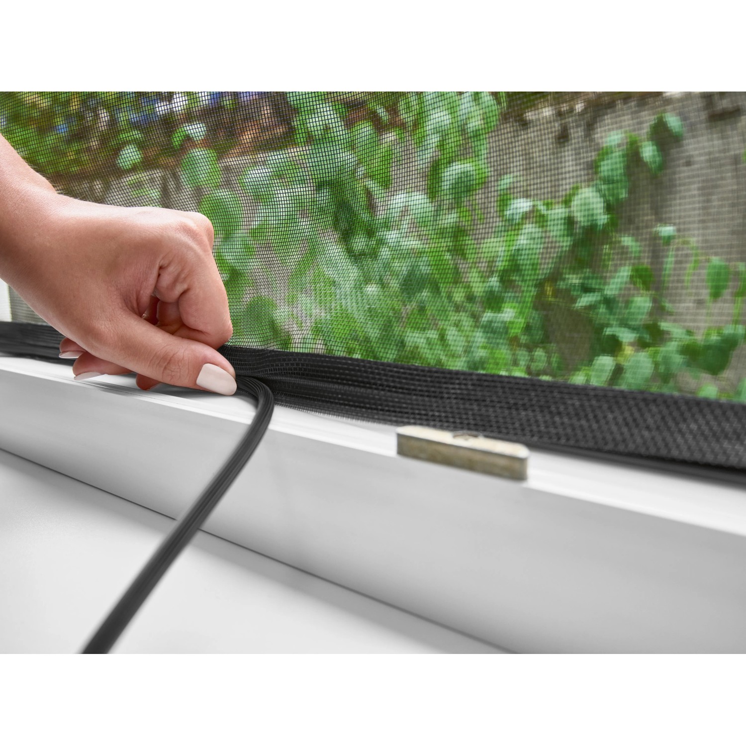 Montage des Insektenschutzsystems mit Keder am Fenster. Fiberglasgewebe in Anthrazit.