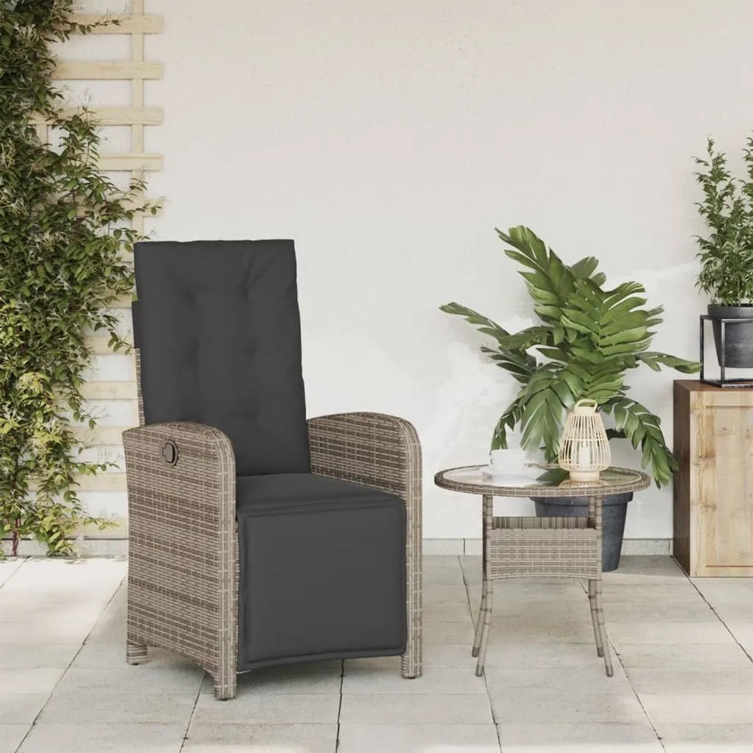 Verstellbarer, grauer vidaXL Gartensessel mit Fußteil aus Poly Rattan.