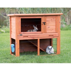 Trixie Kleintierstall Natura mit Freilaufgehege, braun, mit Kaninchen im Garten.