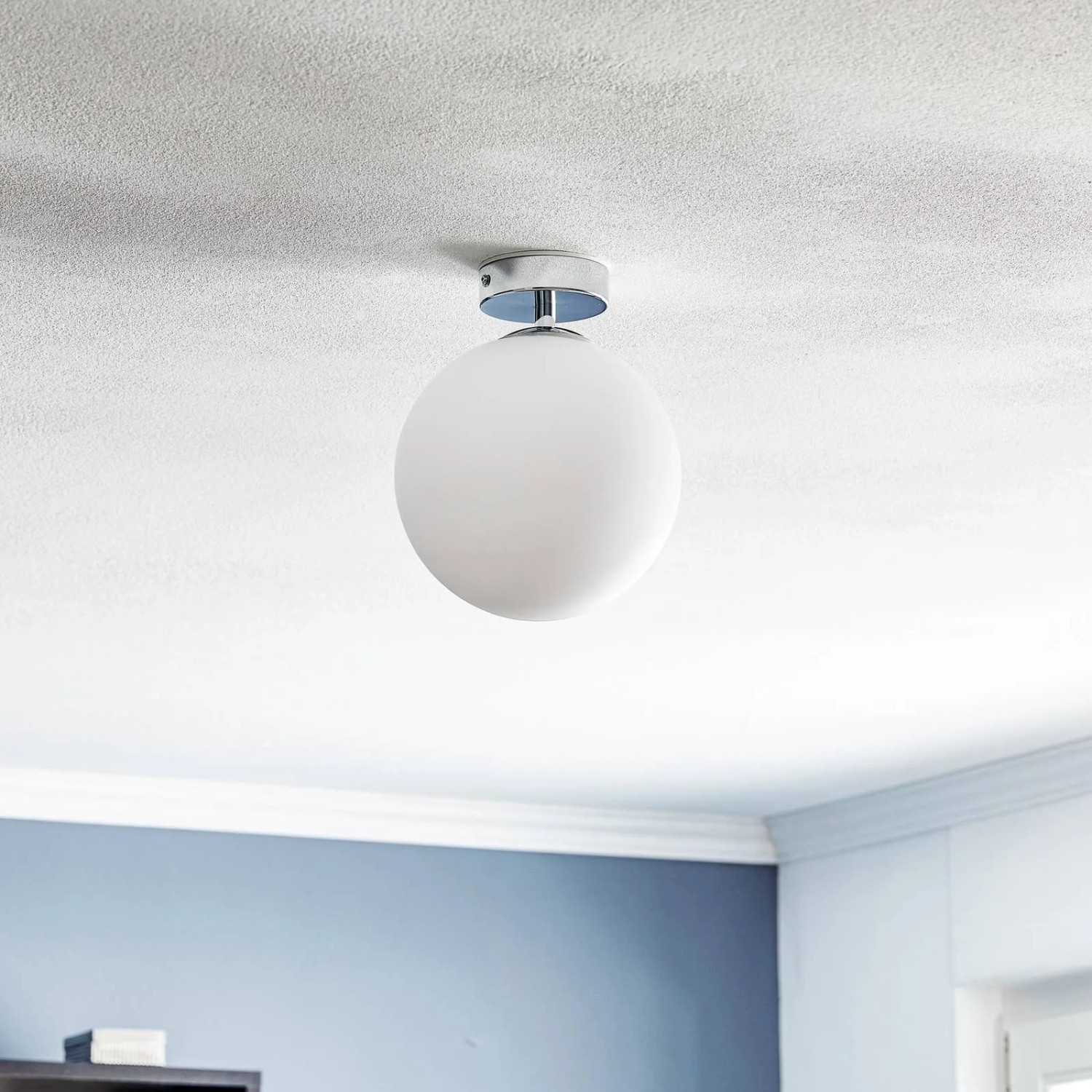 Arcchio LED Deckenlampe Maviris, chromfarben, mit kugelförmigem Glasschirm, geeignet für Badezimmer.