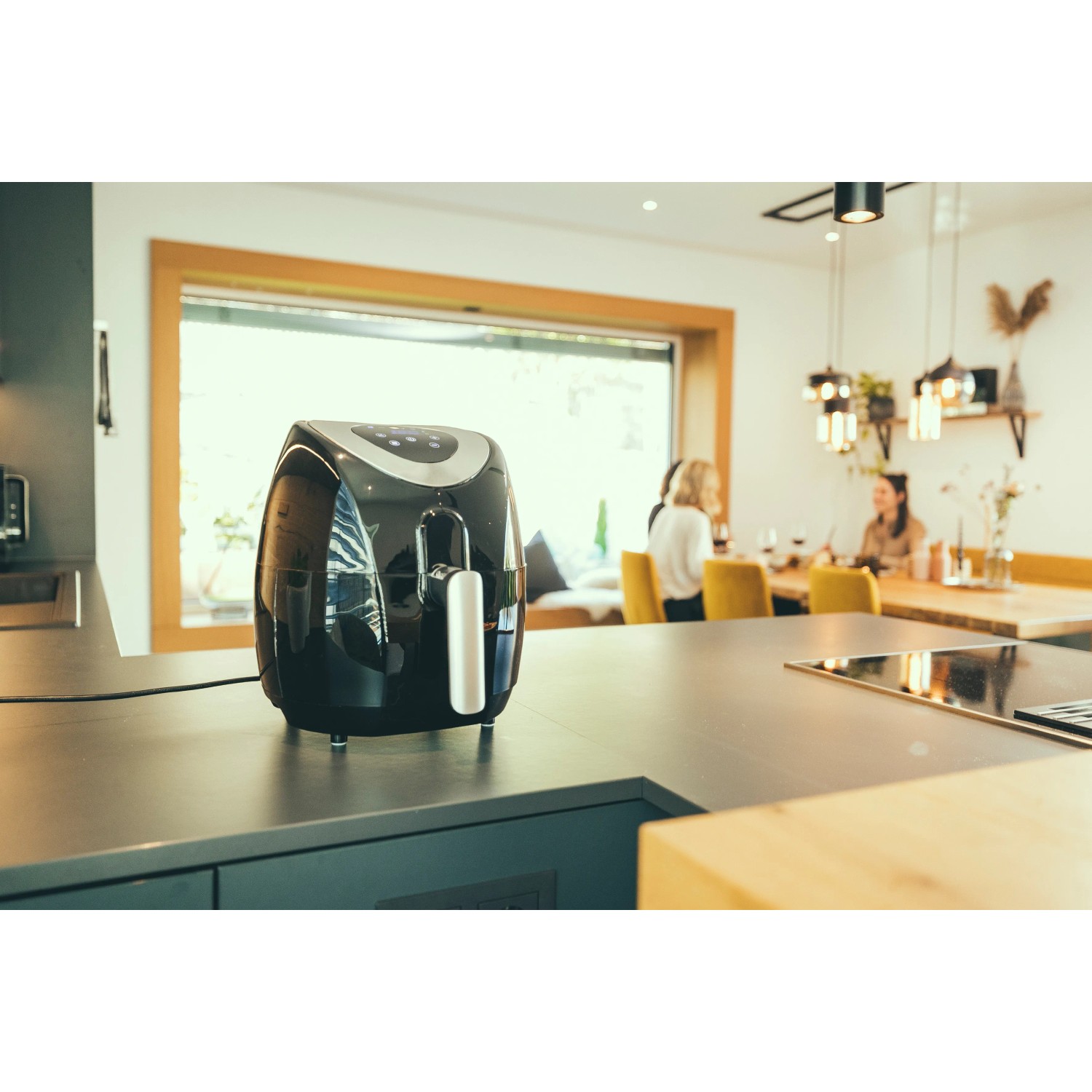 Severin Heißluft-Fritteuse FR 2430 (1500 W) in Schwarz/Edelstahl-Optik auf Küchentheke.