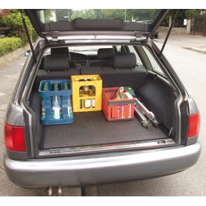 Anti-Rutschmatte 60x100 cm im Kofferraum eines Autos mit Getränkekisten.