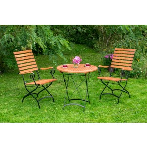 3-teiliges Gartenmöbel-Set Schlossgarten mit Klappsesseln und Tisch aus Eukalyptusholz.