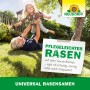 Vater hebt Kind auf Rasenfläche mit Neudorff Universal-Rasensamen im Hintergrund.
