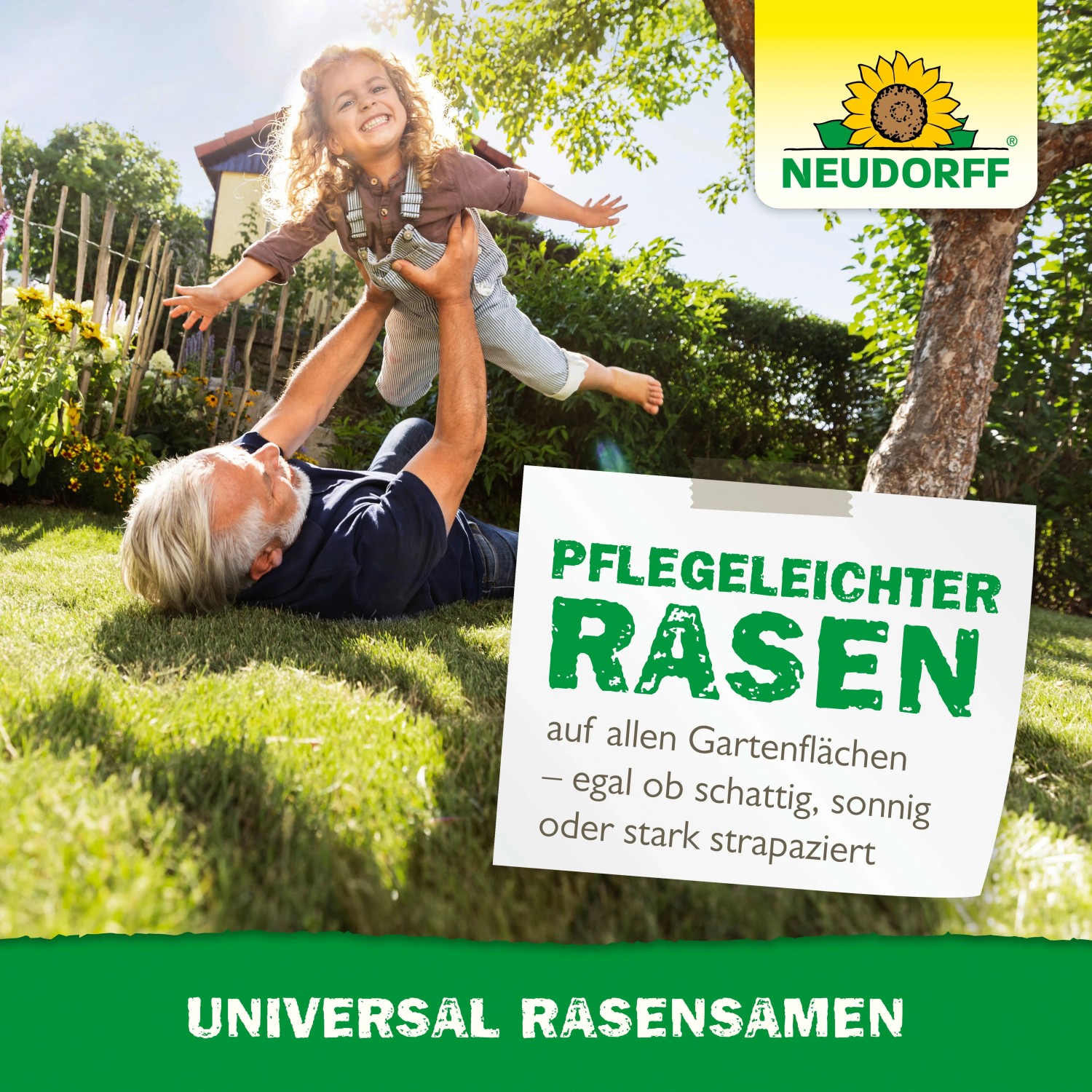 Vater hebt Kind auf Rasenfläche mit Neudorff Universal-Rasensamen im Hintergrund.